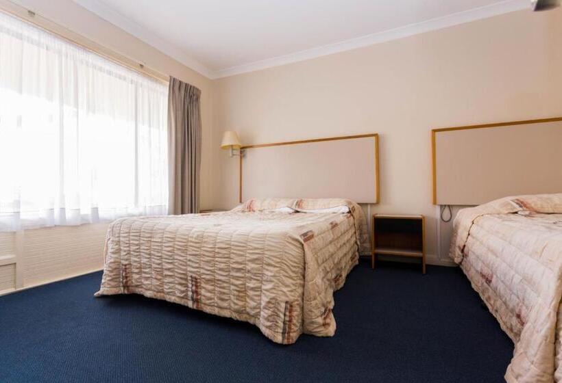 דירת שלושה חדרים, Sleepwell Motel