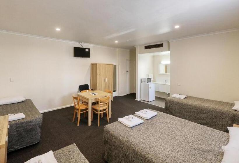 اتاق خانوادگی, Coachman Hotel Motel