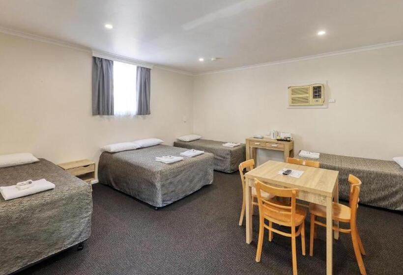 اتاق خانوادگی, Coachman Hotel Motel