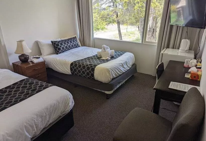 اتاق خانوادگی, Cooma High Country Motel