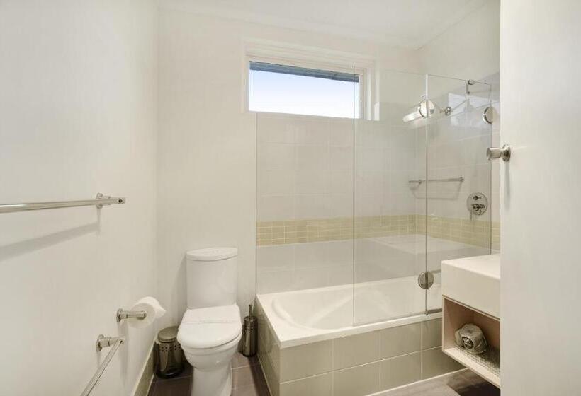 חדר משפחתי, Adelaide Road Motor Lodge