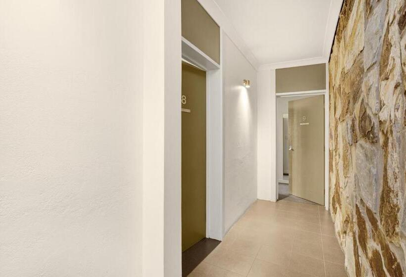 חדר משפחתי, Adelaide Road Motor Lodge