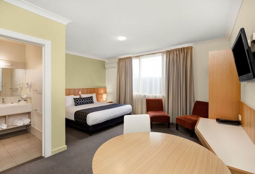 חדר משפחתי, Adelaide Road Motor Lodge