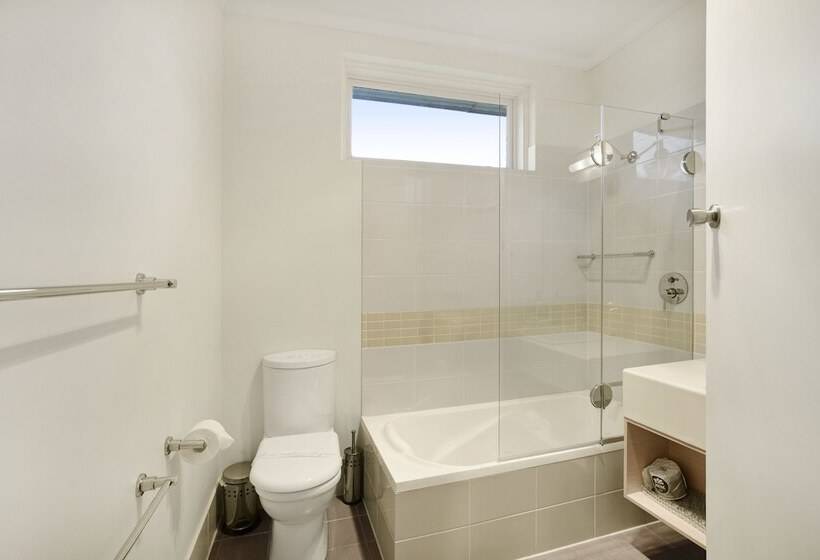 חדר משפחתי, Adelaide Road Motor Lodge