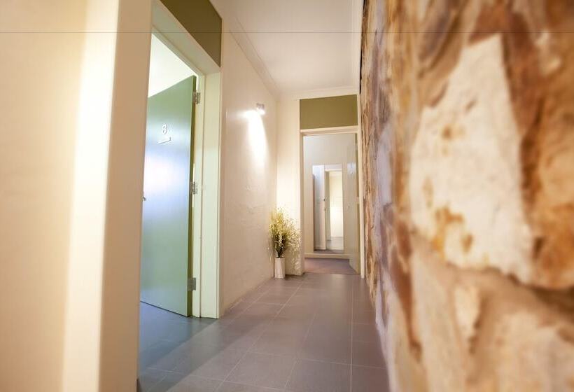 חדר משפחתי, Adelaide Road Motor Lodge