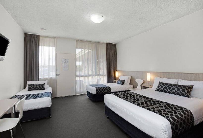 חדר משפחתי, Adelaide Road Motor Lodge