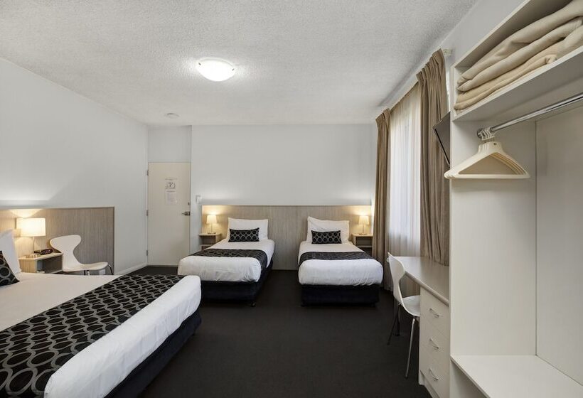 חדר משפחתי, Adelaide Road Motor Lodge
