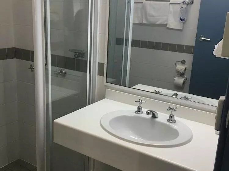 Perhehuone, Waterview Gosford Motor Inn