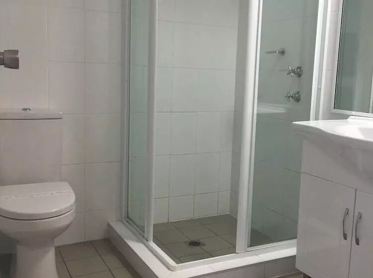 Perhehuone, Waterview Gosford Motor Inn