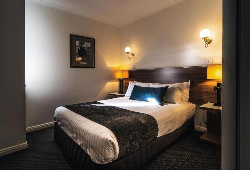 סוויטה משפחתית, Lenna Of Hobart