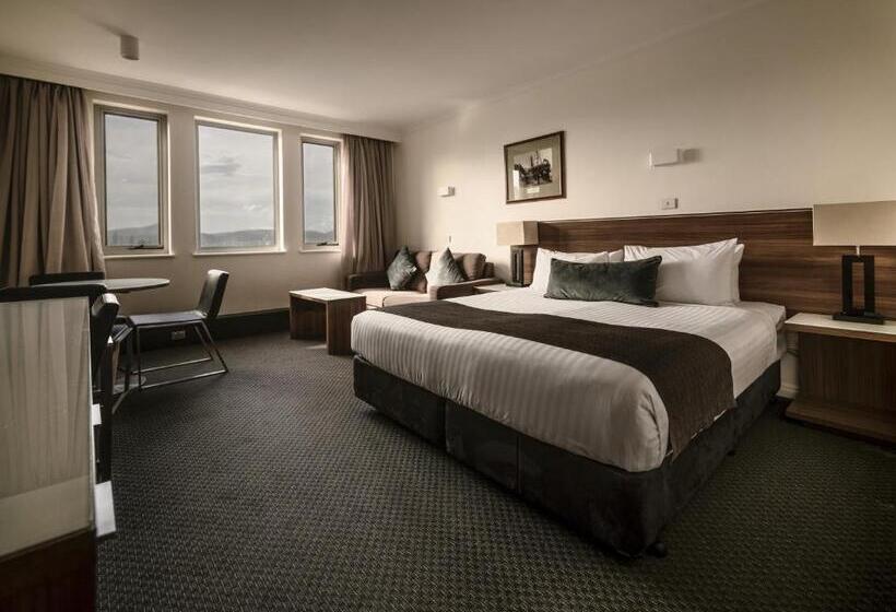 סוויטה משפחתית, Lenna Of Hobart