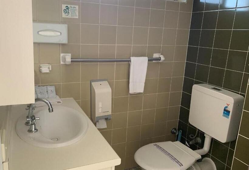 חדר משפחתי, Panorama Motor Inn