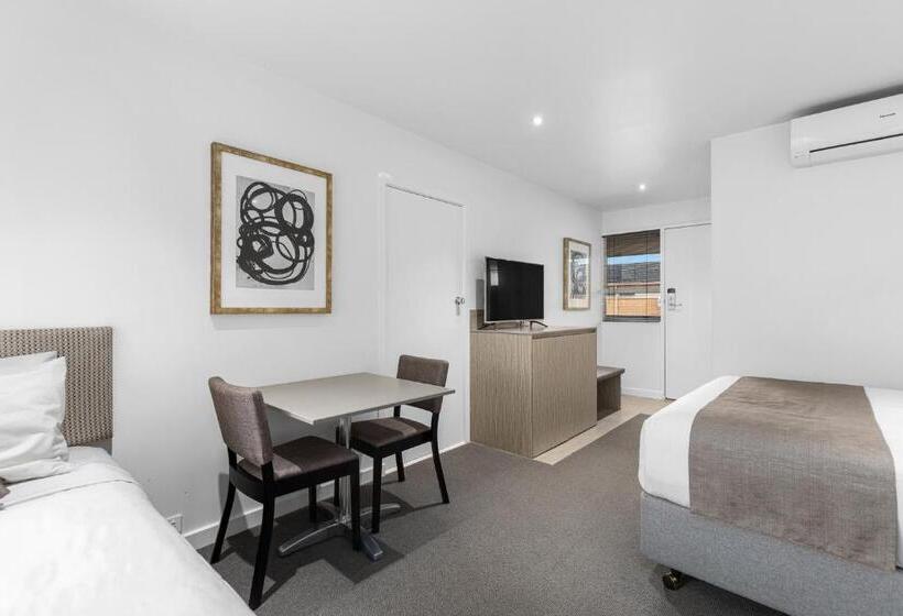 اتاق خانوادگی, The Henty