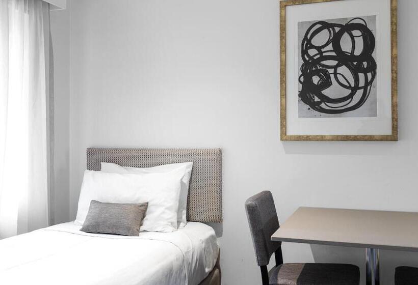 اتاق خانوادگی, The Henty