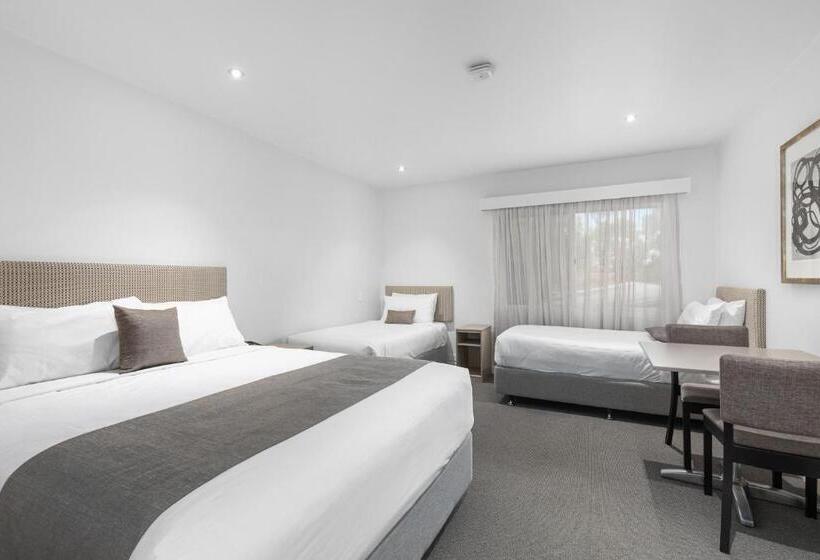 اتاق خانوادگی, The Henty