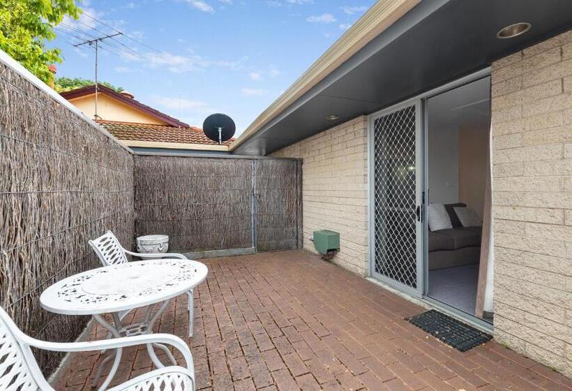 اتاق پرمیوم, The Henty