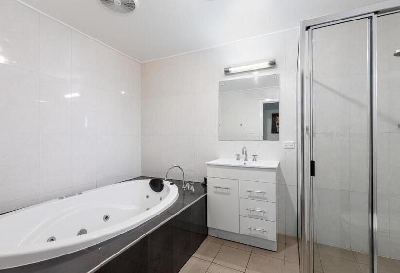 اتاق پرمیوم, The Henty