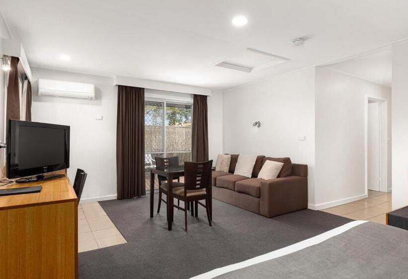 اتاق پرمیوم, The Henty