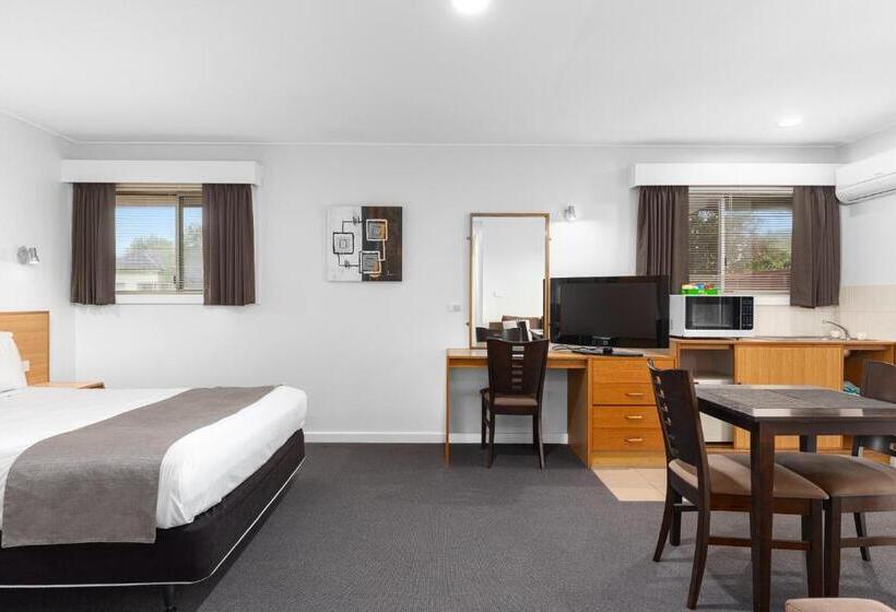 اتاق پرمیوم, The Henty