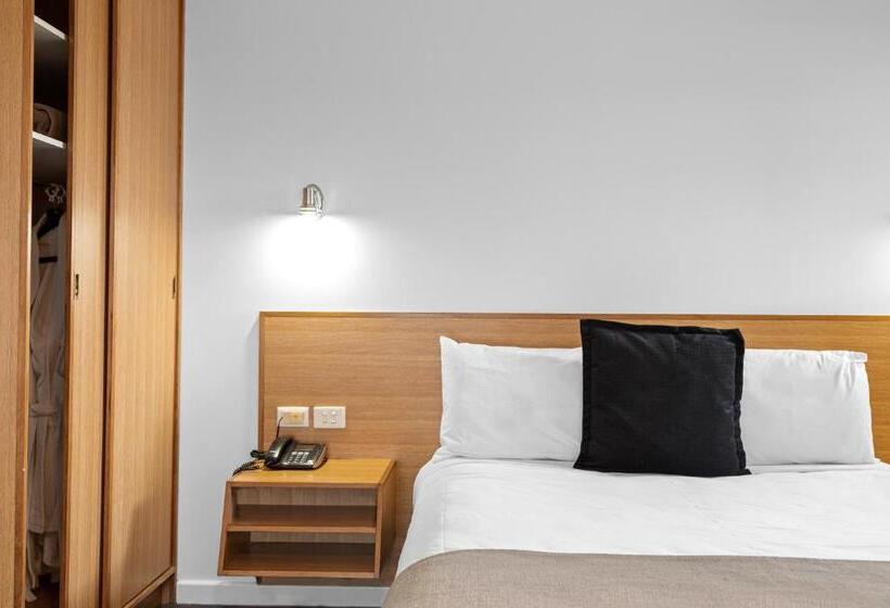 اتاق پرمیوم, The Henty