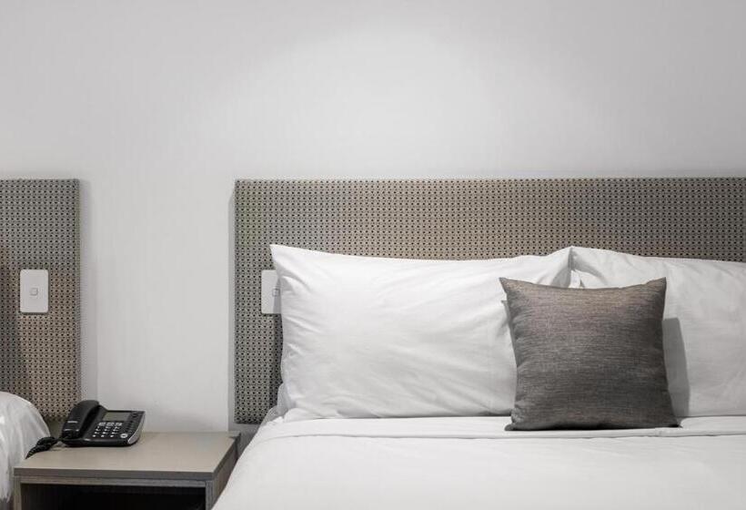 اتاق لوکس, The Henty