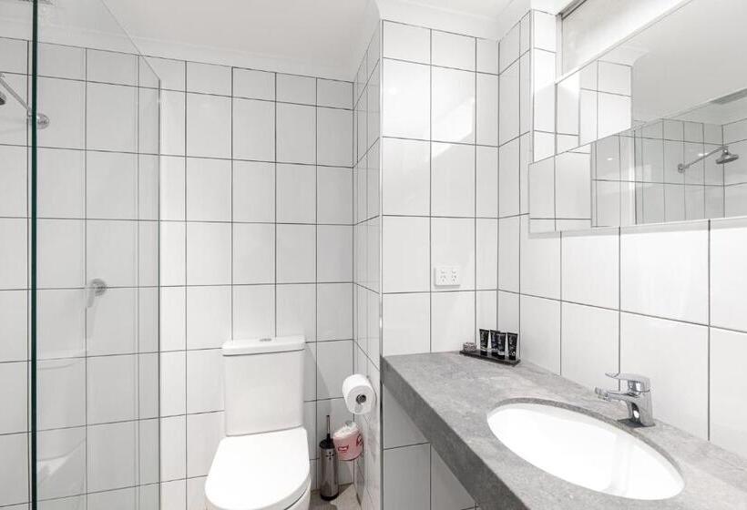 اتاق لوکس, The Henty