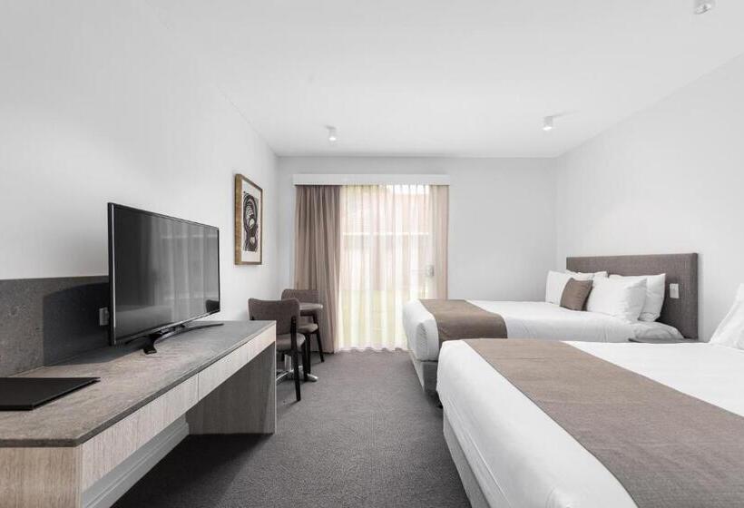 اتاق لوکس, The Henty