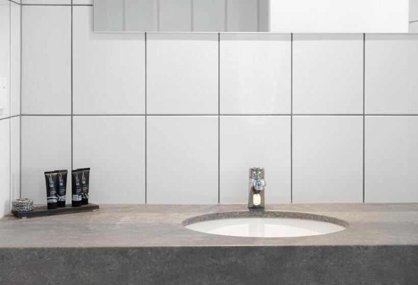 اتاق لوکس, The Henty