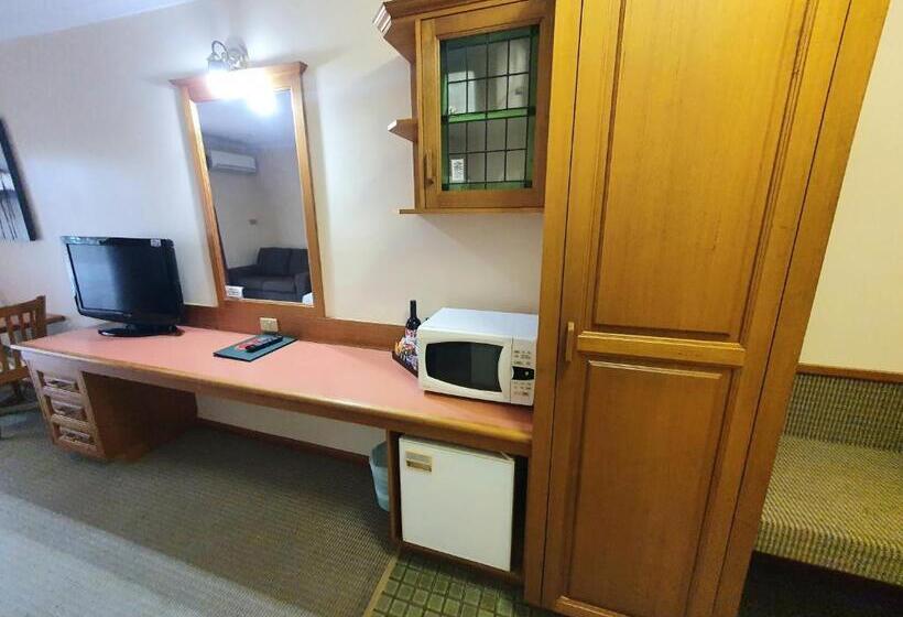 غرفة قياسية مطلّة علي حمام السباحة, Mcnevins Maryborough Motel