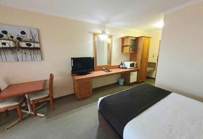 غرفة قياسية مطلّة علي حمام السباحة, Mcnevins Maryborough Motel