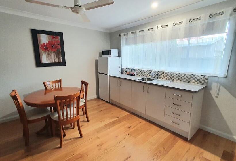 جناح عائلي, Mcnevins Maryborough Motel