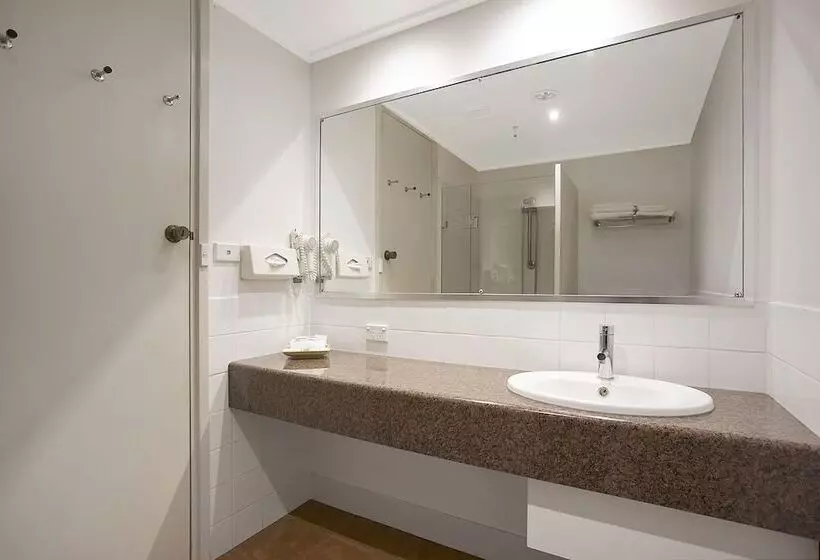 اتاق استاندارد, Richmond Henty