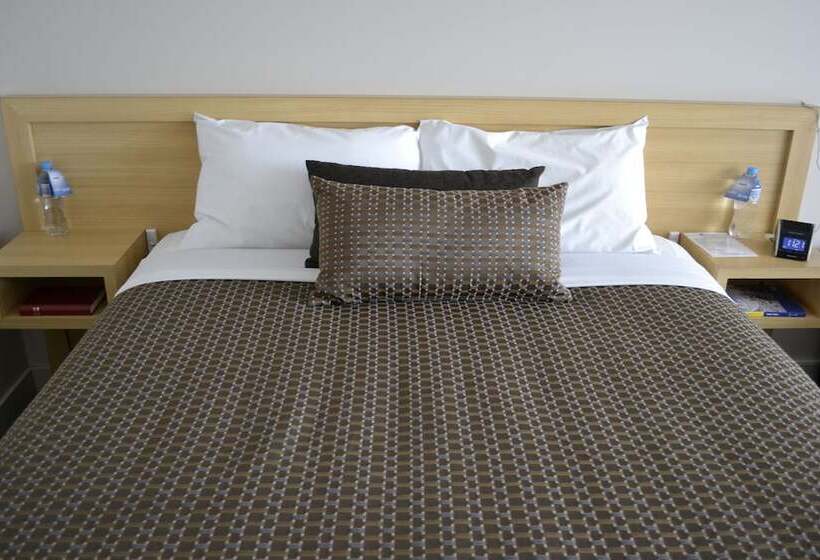 اتاق استاندارد, Richmond Henty