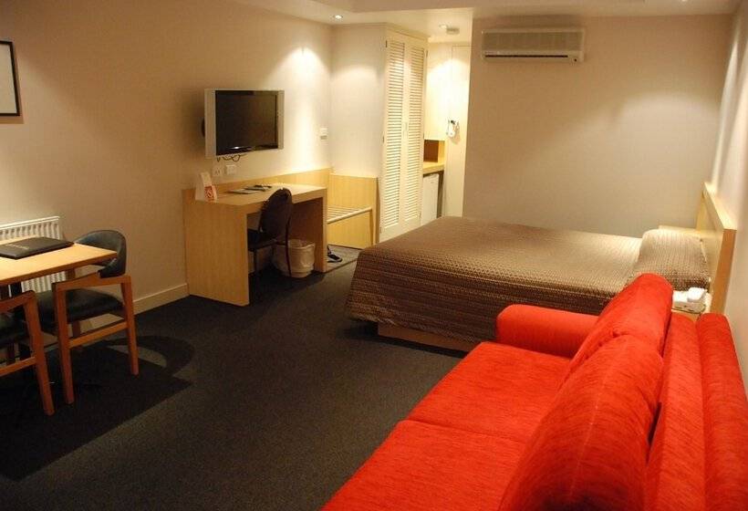 اتاق استاندارد, Richmond Henty