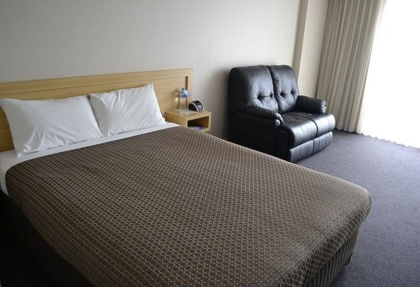 اتاق استاندارد, Richmond Henty