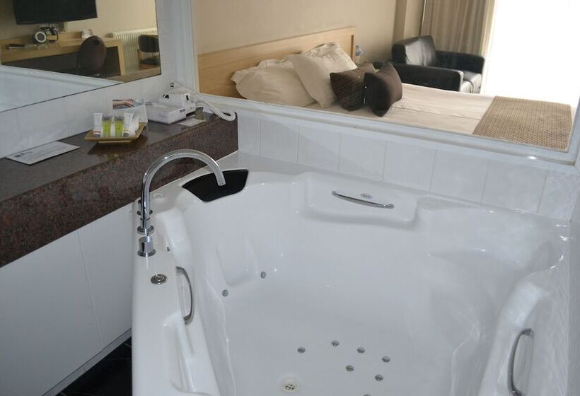 اتاق استاندارد, Richmond Henty