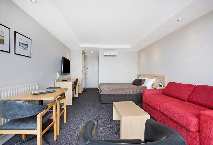 اتاق استاندارد, Richmond Henty