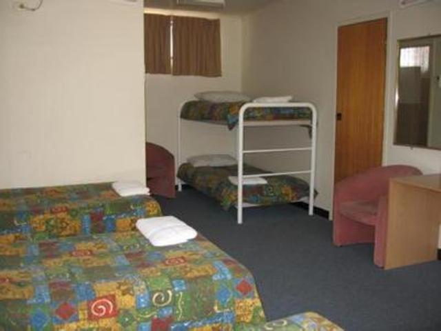 패밀리 룸, Red Cedars Motel