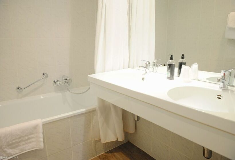 غرفة قياسية ثلاثية, 9hotel Chelton