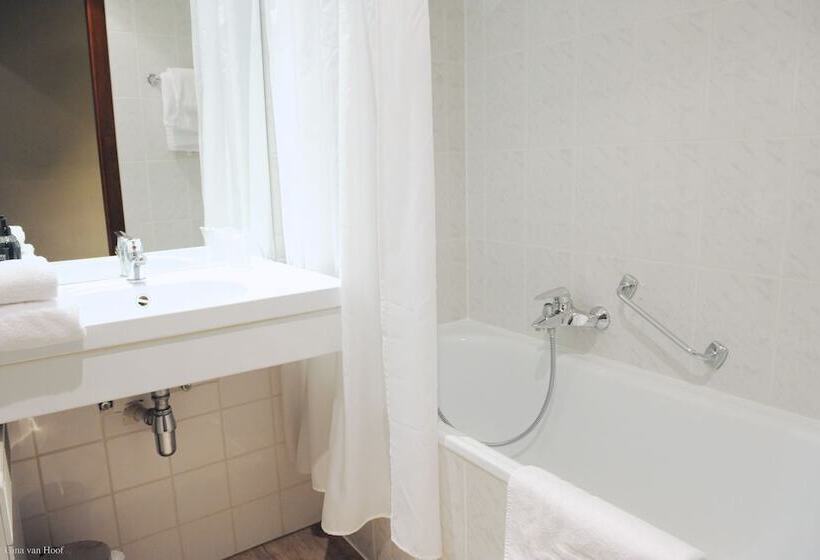 غرفة قياسية ثلاثية, 9hotel Chelton