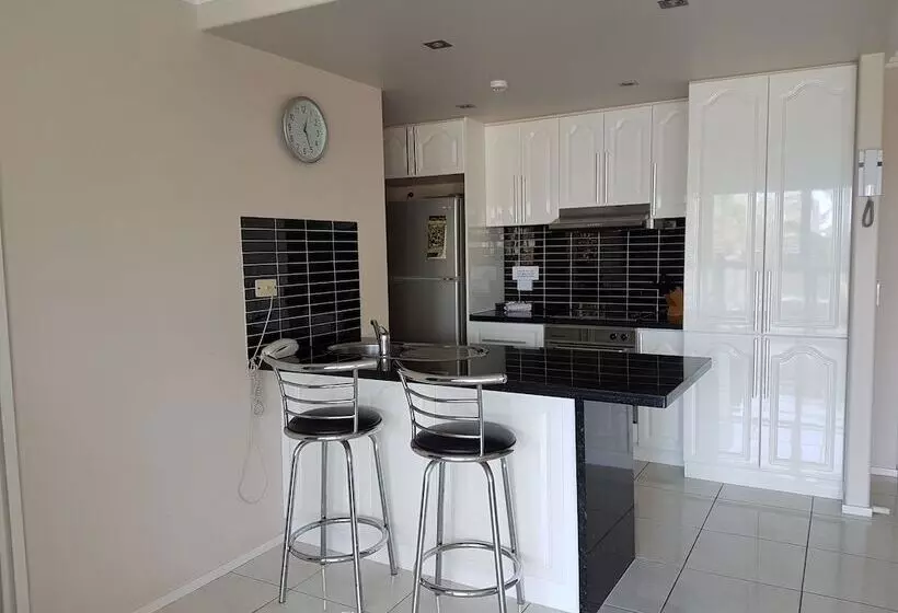 آپارتمان 1 خوابه با چشم‌انداز استخر, Baronnet Apartments
