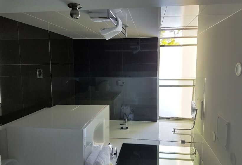 شقة غرفتين نوم مطلة على حمام السباحة, Baronnet Apartments