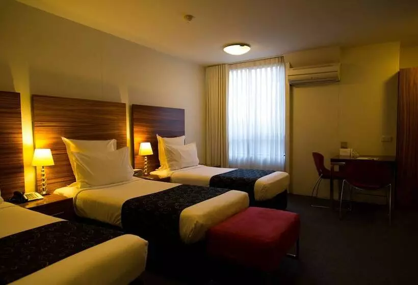 اتاق استاندارد سه نفره, Cambridge Hotel Sydney