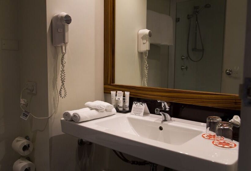 발코니가 있는 프리미엄 룸, Cambridge Hotel Sydney