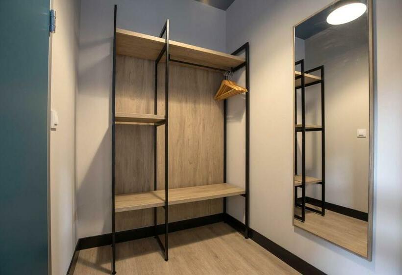 Camera Standard, Font Andorra Hostel by Nexta