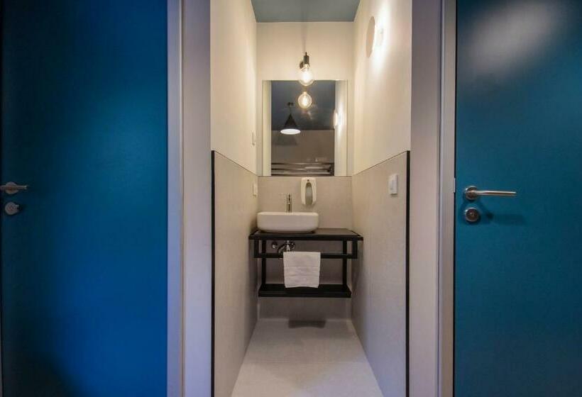 Camera Quadrupla Standard, Font Andorra Hostel by Nexta