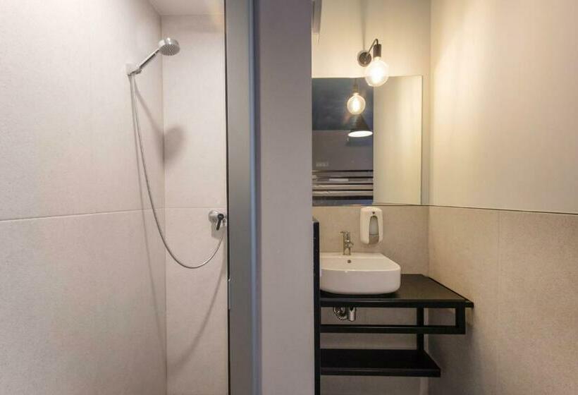 Camera Quadrupla Standard, Font Andorra Hostel by Nexta