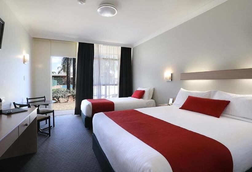 Трехместный Номер Стандарт Вид на Бассейн, Econo Lodge Gateway Tamworth