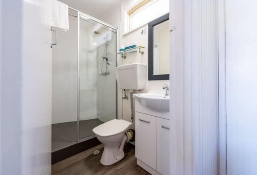 اتاق خانوادگی, Silver Hills Motel