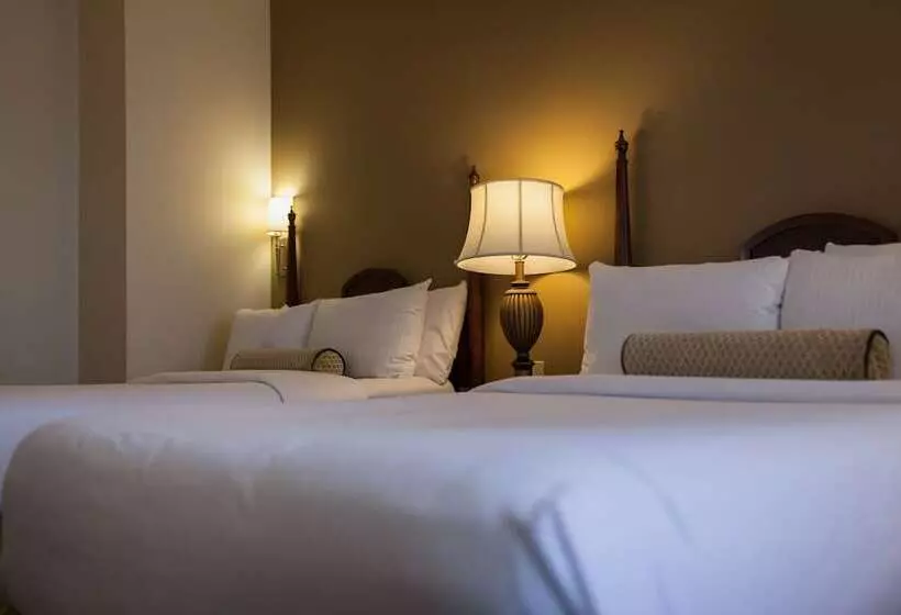 Deluxe room with river view, Fairmont Hotel Macdonald